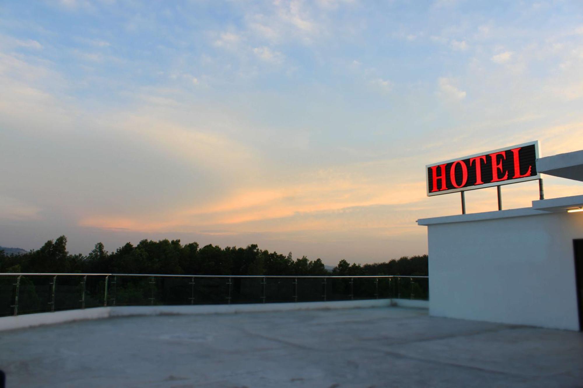 Hotel Time Boutique Nilai Kültér fotó