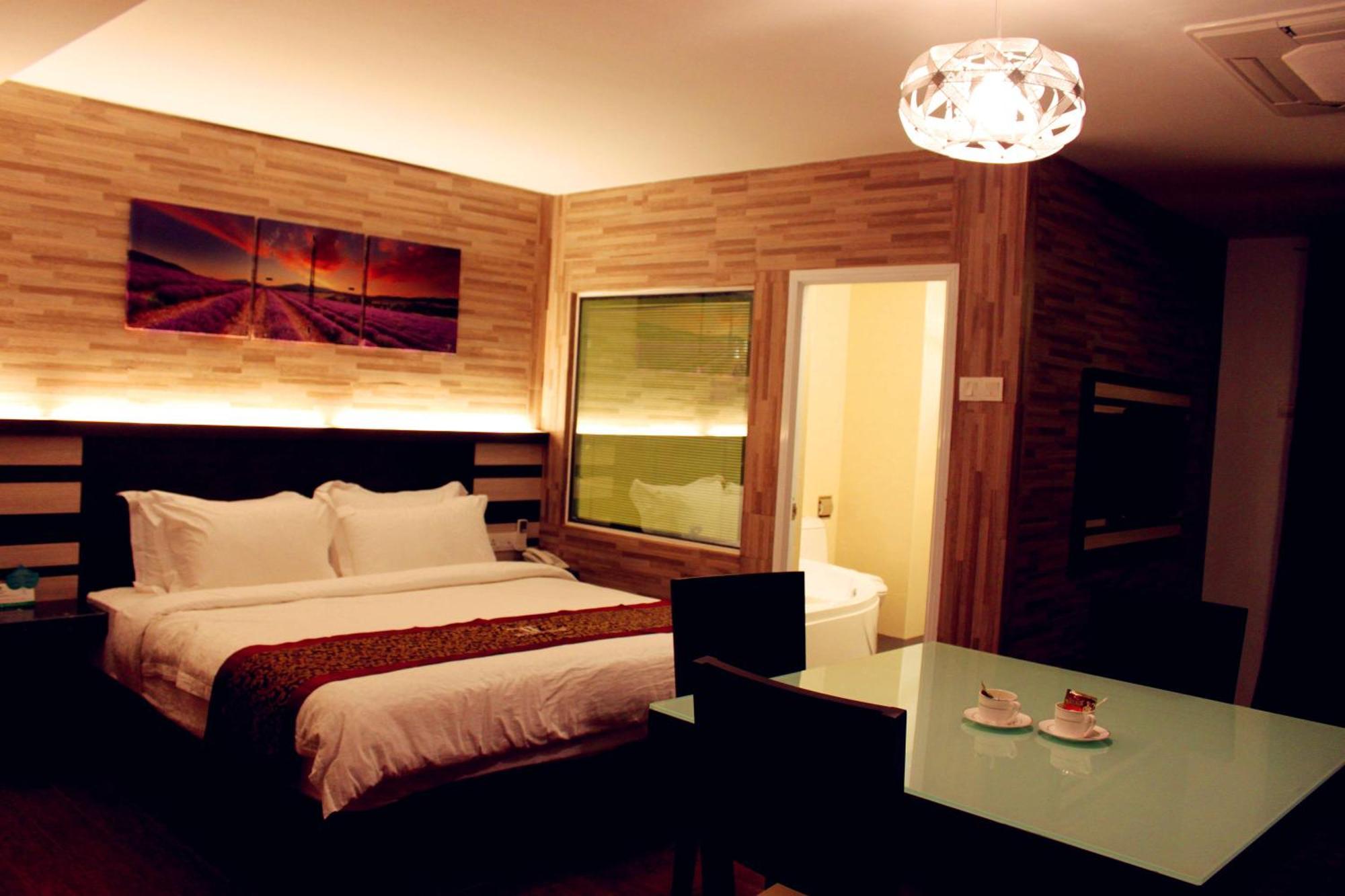 Hotel Time Boutique Nilai Kültér fotó